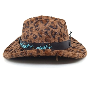 Détail d'un chapeau de cow-boy en fausse fourrure léopard avec ruban brodé noir