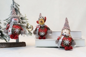 Détail de suspensions de Noël en peluche avec bonhomme de neige, renne et poupée à carreaux