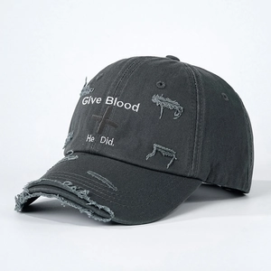Détail de la broderie Give Blood et des trous usés sur la casquette de baseball gris foncé