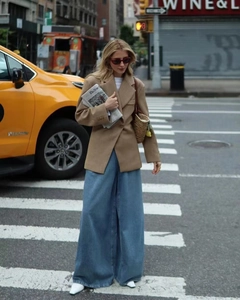 Style urbain avec un blazer croisé kaki et un jean bleu à jambes larges décontracté