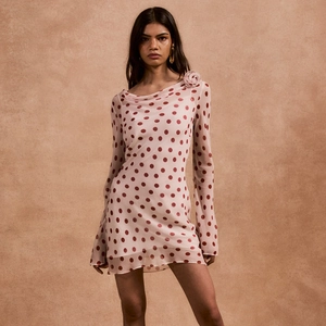 Polka Dot Chiffon Mini Kleid Mit Wasserfallausschnitt Langarm Rückenloses Design Und Schulterblume Für Damen