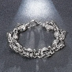 Détails des maillons tête de mort en argent sur un bracelet punk en acier inoxydable
