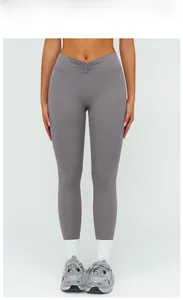 Gros plan sur la taille croisée en V du legging de yoga gris brume foncée