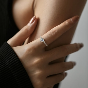 Elegant S925 sterling silver chain ring with heart-shaped moonstone on model hand