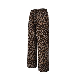 Dettaglio dei pantaloni leopardati a gamba larga con coulisse elastica e trama del tessuto