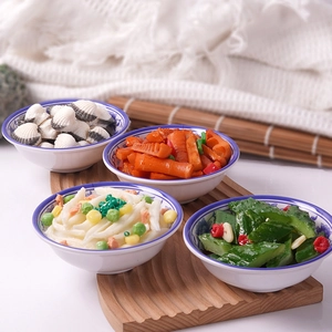 Set realista de modelos de comida artificial con verduras en una bandeja de madera