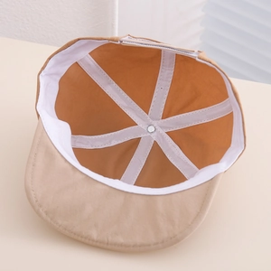 Vue détaillée de l'intérieur de la casquette bébé kaki avec bandeau et coutures