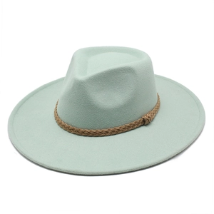 Dettaglio cappello in lana verde menta con nastro intrecciato marrone di stile