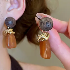 Boucles d'oreilles géométriques avec bois marron, résine orange et anneau doré