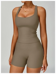 Détail de la texture côtelée de l'ensemble de yoga marron avec haut dos nageur et short
