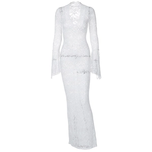 Gros plan sur le motif floral en dentelle blanche et col en V de la robe longue sexy