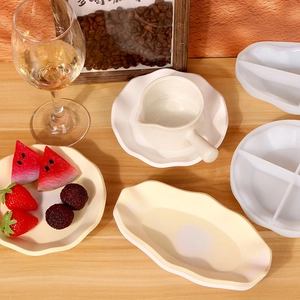 Détail de moules en silicone ondulés avec assiettes en céramique sur table en bois
