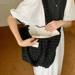 Borsa tote nera chic con texture a bolle, interno spazioso e comoda tracolla larga