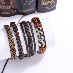 Détail d'un ensemble de quatre bracelets en cuir pour hommes avec plaque gravée believe
