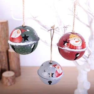 Trois cloches de Noël en métal avec motifs Père Noël et bonhomme de neige sur branche