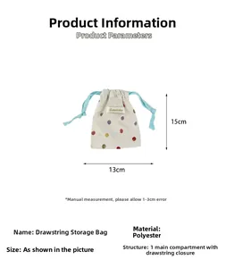 Vue détaillée d'un sac à cordon blanc à pois colorés, matériau polyester, 15x13cm