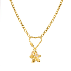 Collier doré avec pendentif muguet en perles et fermoir en forme de cœur sur fond blanc
