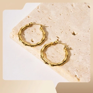 Boucles d'oreilles créoles en acier doré 18K style bambou sur support en pierre