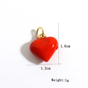Ciondolo a cuore in smalto rosso con gancio dorato, dimensioni 1,6cm x 1,2cm e peso 1g