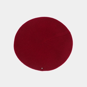 Détail du béret en maille rouge foncé en poils de lapin avec fleur en strass et métal