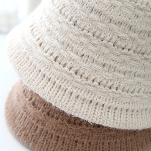 Winterliche Grobstrick-Fischerhüte in Beige und Braun, gemütliche warme Beanie-Mützen