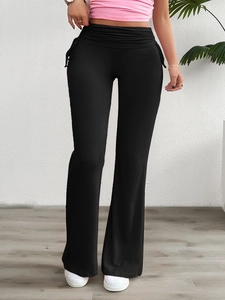 Gros plan d'un pantalon évasé noir avec détails froncés taille haute et cordons latéraux