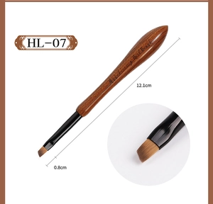 Détail du pinceau nail art biseauté en noyer avec dimensions de longueur de 12,1 cm