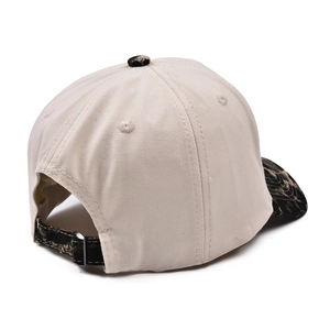 Cappellino beige con visiera leopardata e cinturino regolabile su sfondo bianco