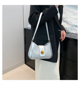 Sac à bandoulière en paillettes argentées avec lanière en cuir et fermoir doré chic