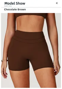 Gros plan d'un short de yoga marron chocolat à taille haute avec coutures plates décoratives