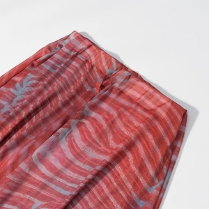 Détail de la jupe en mesh rouge à motif vagues avec taille élastique et texture légère