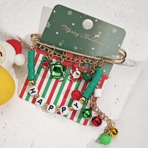 Détails d'une broche de Noël avec pendentif Père Noël et perles lettrées HAPPY