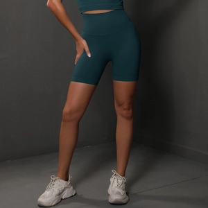 Gros plan du short de yoga vert foncé sans couture à taille haute avec effet sculptant