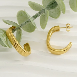 Pair of minimalist 18k gold C-shaped earrings with vertical textured stripe pattern