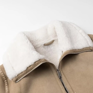 Veste vintage kaki en peau lainée avec col en fourrure blanche et zip métallique