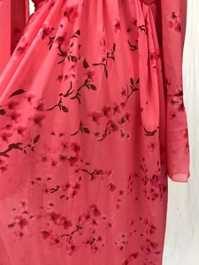 Detail van de roze kersenbloesem bloemenprint en taille van de maxi-jurk voor dames