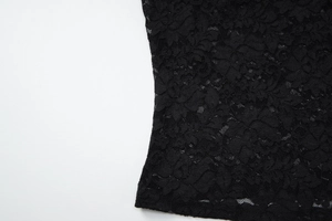 Gros plan sur la dentelle florale noire avec des détails en maille transparente