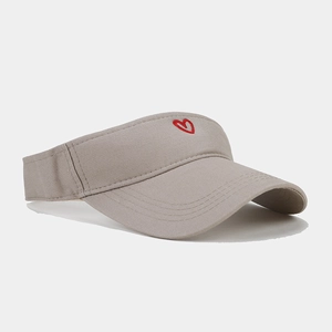 Detailansicht eines khakifarbenen Sonnenvisiers mit einem kleinem roten Herz-Stickerei.