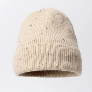 Bonnet en tricot beige avec perles blanches et strass brillants pour l'hiver au chaud