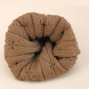 Detail der kaffeebraunen Rippstrickstruktur einer warmen Winterstrickmütze für Damen