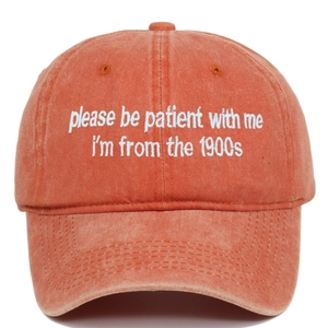 Vue détaillée de la broderie 'Please be patient I'm from the 1900s' sur casquette en coton