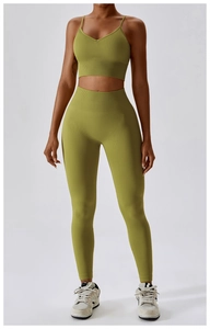 Vue détaillée de l'ensemble de yoga vert olive côtelé avec soutien-gorge V et legging taille haute