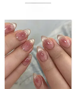 Détail d'ongles press-on gelée rose avec effet œil de chat et dégradé pailleté argent