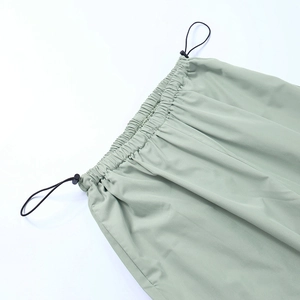 Détail de la taille élastique avec cordons noirs sur le pantalon cargo vert olive
