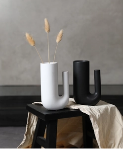 Détail de vases modernes en céramique en forme de U noir et blanc avec finition mate