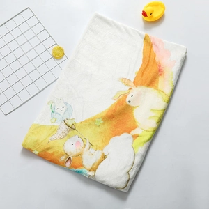 Details einer weichen Flanell-Meilensteindecke mit Cartoon-Hase und Sternenmotiv