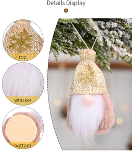 Details des Weihnachtswichtels mit goldener Schneeflockenmütze und Holzsockel