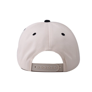 Vue arrière d'une casquette beige en coton avec fermeture snapback noire réglable