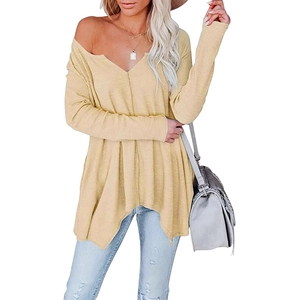 Pull femme jaune à manches longues en maille gaufrée avec col en V et coupe épaules dénudées