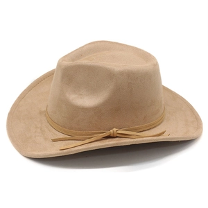 Détail d'un chapeau de cowboy en daim camel avec ruban décoratif et larges bords